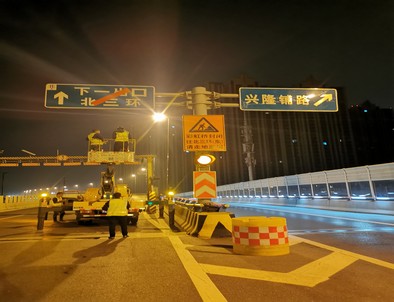无锡郑州市北三环彩虹桥交通标志牌安装现场